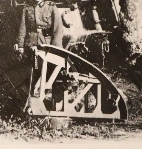 altes Foto - zwei Soldaten posieren am zerstörten Panzer 