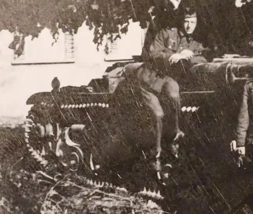 altes Foto - zwei Soldaten posieren am zerstörten Panzer