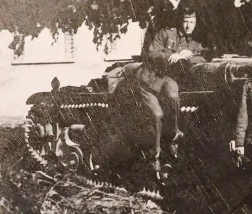 altes Foto - zwei Soldaten posieren am zerstörten Panzer 