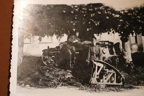 altes Foto - zwei Soldaten posieren am zerstörten Panzer