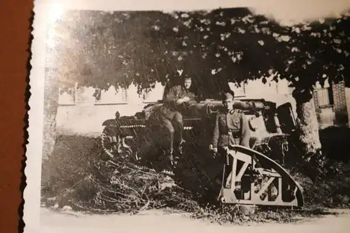 altes Foto - zwei Soldaten posieren am zerstörten Panzer 