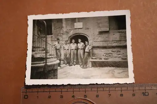 altes Foto - Gruppe Soldaten vor EIngang der Zelle von Edmond Dantes Monte Chris