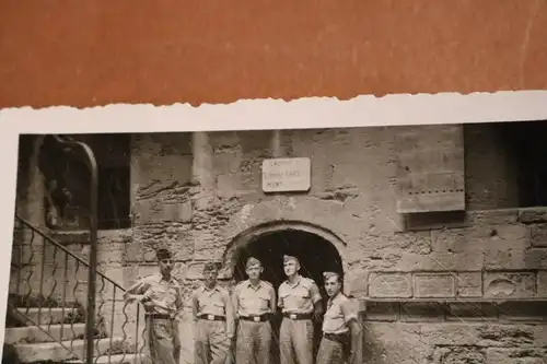 altes Foto - Gruppe Soldaten vor EIngang der Zelle von Edmond Dantes Monte Chris