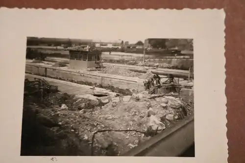 altes Foto - zerstörte Gebäude ??? Hintergrund großer Bunker ????