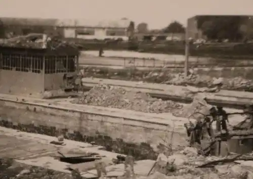 altes Foto - zerstörte Gebäude ??? Hintergrund großer Bunker ????