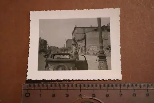 altes Foto - Soldaten , zerstörte Stadt, PKW - Stab Transport Regt. 616