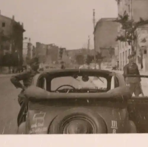 altes Foto - Soldaten , zerstörte Stadt, PKW - Stab Transport Regt. 616