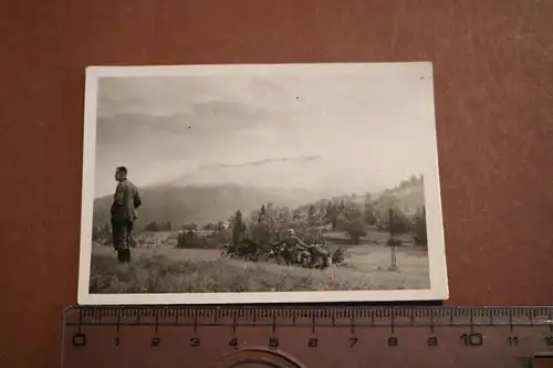 tolles altes Foto - Soldaten - Krad mit Beiwagen in der Natur