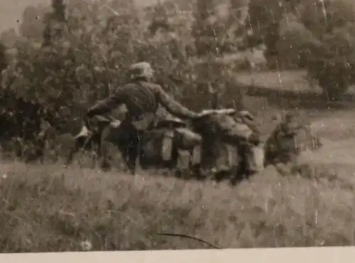 tolles altes Foto - Soldaten - Krad mit Beiwagen in der Natur