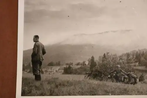 tolles altes Foto - Soldaten - Krad mit Beiwagen in der Natur