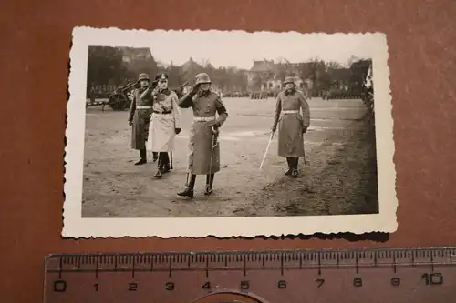 tolles altes Foto - alter Genral mit Halsorden schreitet die Truppe ab