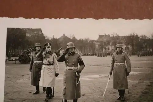 tolles altes Foto - alter Genral mit Halsorden schreitet die Truppe ab