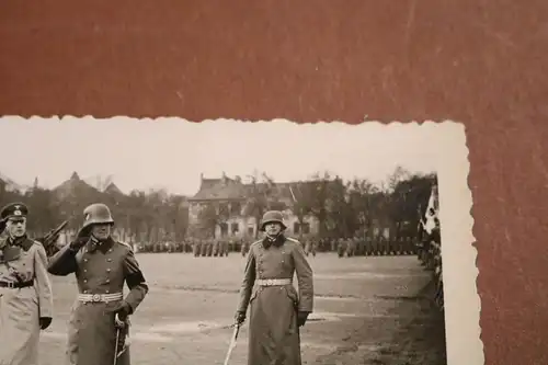 tolles altes Foto - alter Genral mit Halsorden schreitet die Truppe ab