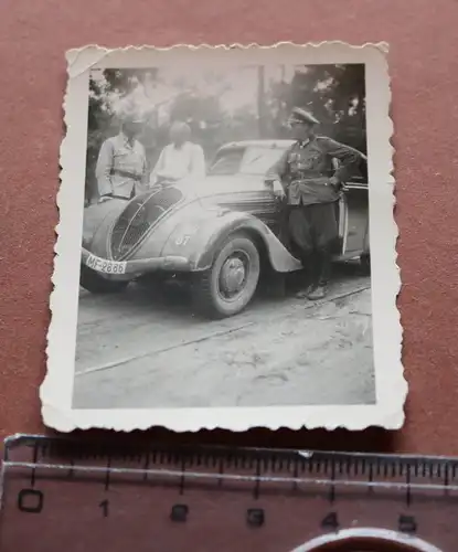 altes Foto - Beutefahrzeug - Peugot  und Soldaten