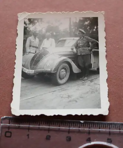  altes Foto - Beutefahrzeug - Peugot  und Soldaten 
