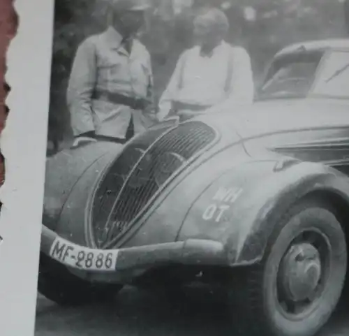  altes Foto - Beutefahrzeug - Peugot  und Soldaten 