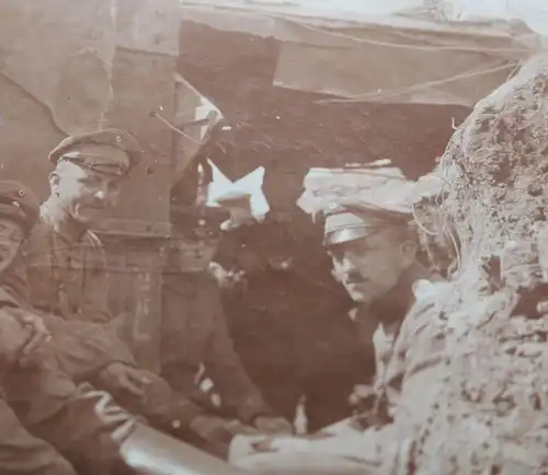 tolles altes Foto - Soldaten im Beobachtungsstand auf Höhe ? 