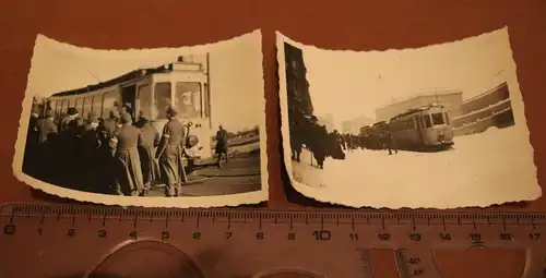 zwei tolle alte Fotos - Strassenbahnen - Schild Besteiger Wagen ? Soldaten