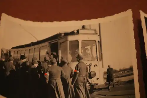 zwei tolle alte Fotos - Strassenbahnen - Schild Besteiger Wagen ? Soldaten