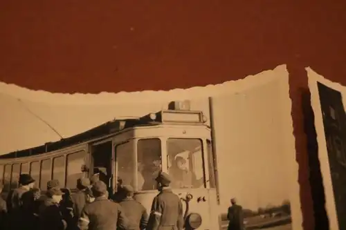 zwei tolle alte Fotos - Strassenbahnen - Schild Besteiger Wagen ? Soldaten