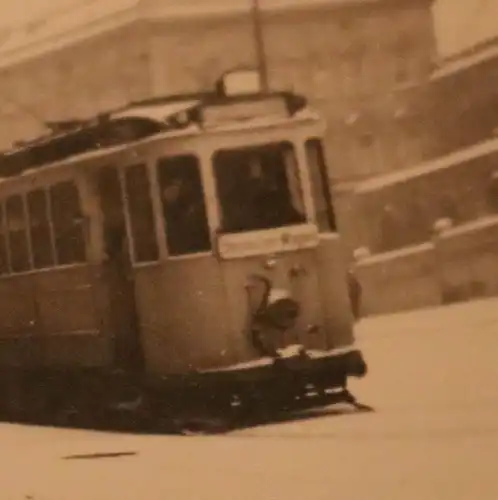 zwei tolle alte Fotos - Strassenbahnen - Schild Besteiger Wagen ? Soldaten