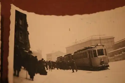 zwei tolle alte Fotos - Strassenbahnen - Schild Besteiger Wagen ? Soldaten