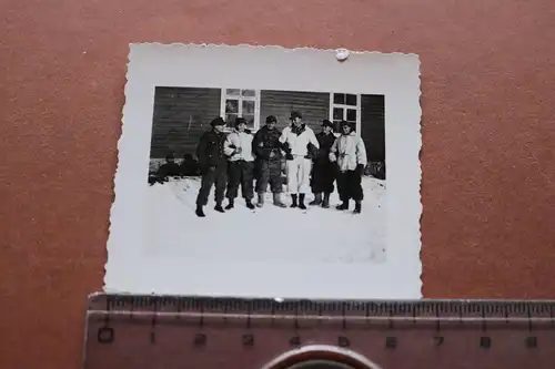 tolles altes Foto - Soldaten in Wintertarnung, Weiss und camo