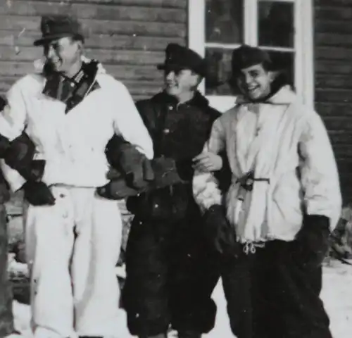 tolles altes Foto - Soldaten in Wintertarnung, Weiss und camo