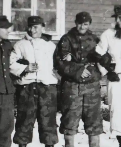 tolles altes Foto - Soldaten in Wintertarnung, Weiss und camo