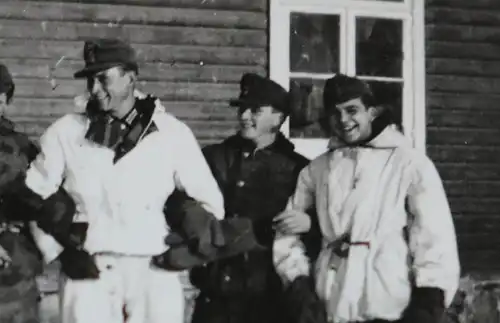 tolles altes Foto - Soldaten in Wintertarnung, Weiss und camo