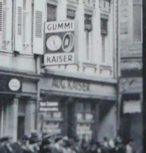 tolles  altes Foto - Gebäude Menschenschlange, Drogerie Kallmann, Gummi Kaiser ?