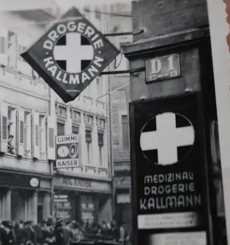 tolles  altes Foto - Gebäude Menschenschlange, Drogerie Kallmann, Gummi Kaiser ?