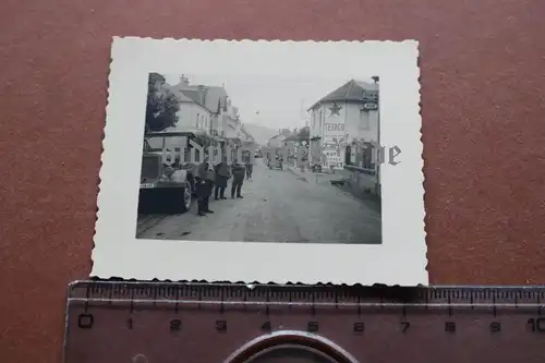 tolles  altes Foto - Wehrmacht Fahrzeuge , Ortschaft - Texaco Tankstelle Frankre