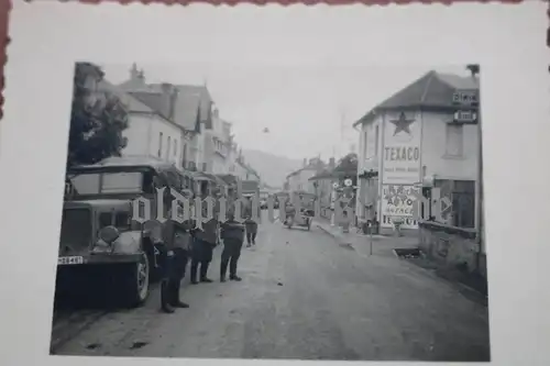 tolles  altes Foto - Wehrmacht Fahrzeuge , Ortschaft - Texaco Tankstelle Frankre