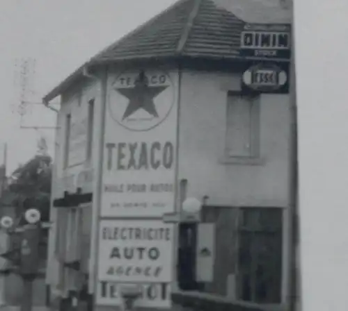 tolles  altes Foto - Wehrmacht Fahrzeuge , Ortschaft - Texaco Tankstelle Frankre