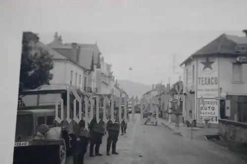 tolles  altes Foto - Wehrmacht Fahrzeuge , Ortschaft - Texaco Tankstelle Frankre