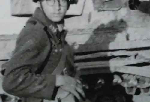 tolles  altes Foto - Panzer Luke Soldat Luftwaffe mir unbekannter Stahlhelm auf?