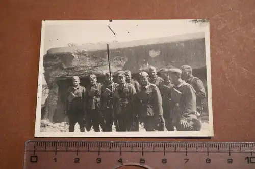 altes Foto  Gruppe Soldaten vor zerstörten Bunker - Ort ???