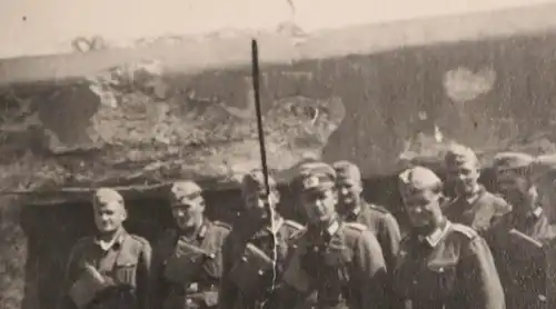 altes Foto  Gruppe Soldaten vor zerstörten Bunker - Ort ???