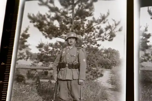 zwei alte Negative - Portrait eines Soldaten mit Stahlhelm