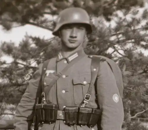 zwei alte Negative - Portrait eines Soldaten mit Stahlhelm