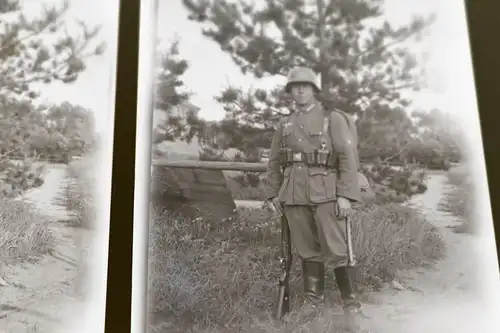 zwei alte Negative - Portrait eines Soldaten mit Stahlhelm