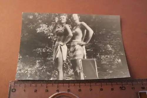 tolles altes Foto zwei hübsche Frauen im Badezeug