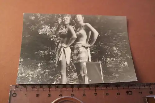 tolles altes Foto zwei hübsche Frauen im Badezeug 