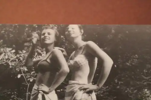 tolles altes Foto zwei hübsche Frauen im Badezeug