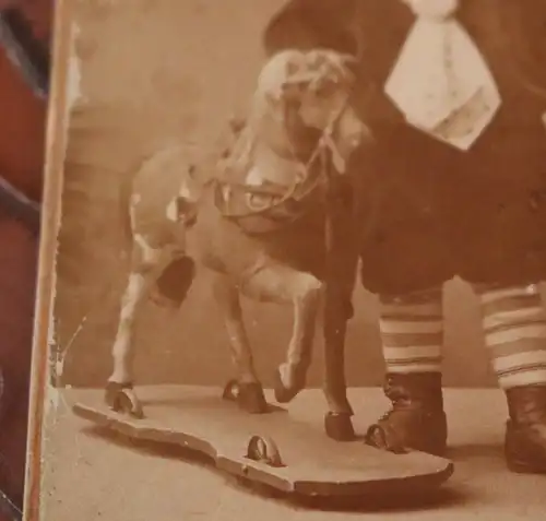 tolles altes CDV Foto - kleiner Junge mit Holzpferd ? auf Rollen - Hamburg