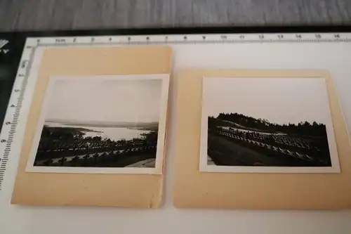 zwei alte Fotos - Soldatengräber - Hintergrund großer Hafen - Ort ???