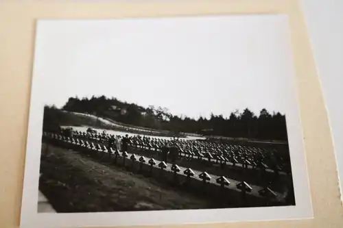 zwei alte Fotos - Soldatengräber - Hintergrund großer Hafen - Ort ???