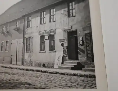 tolles altes Foto - Strassenzug - Friseur - Strasse die zum Bahnhof führt - Ort?