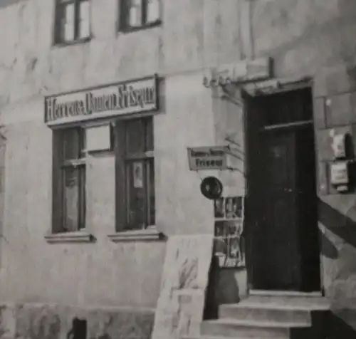 tolles altes Foto - Strassenzug - Friseur - Strasse die zum Bahnhof führt - Ort?